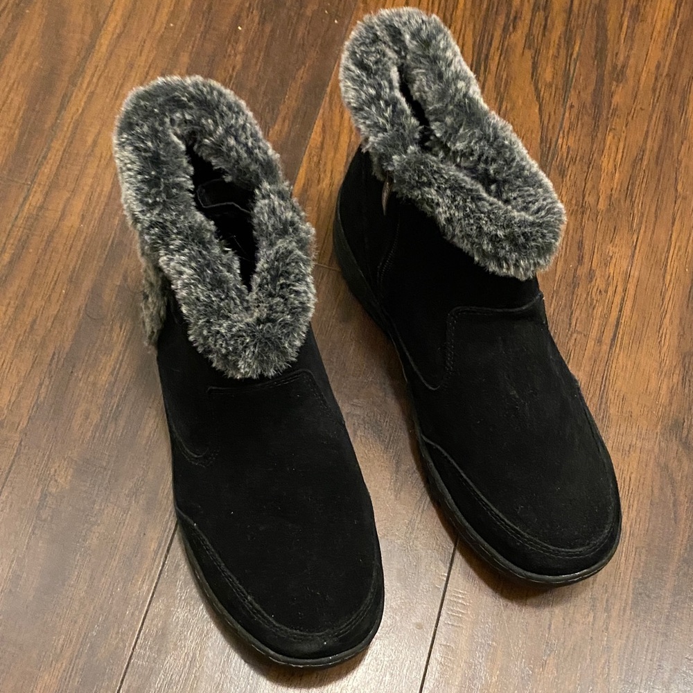 Khombu Black Boots with Gray Faux Fur